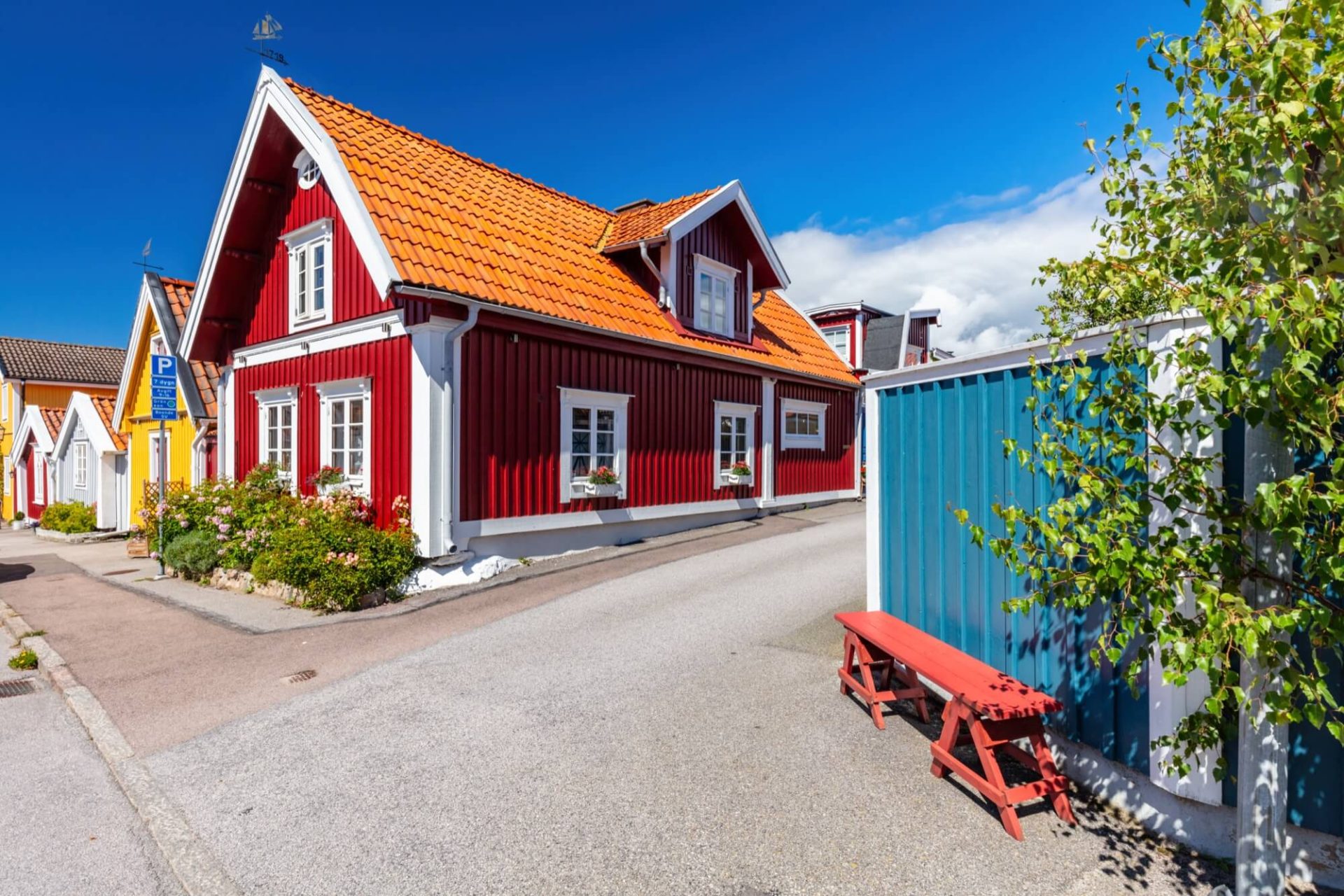 Beläget i en förtjusande skärgård, detta röda trähus med vita knutar och ett tak i orange tegel utstrålar tradition och charm